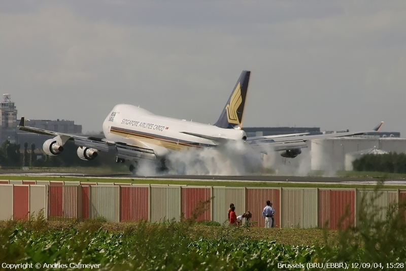 9V-SFO
touching down on RWY 25L
Keywords: Singapore Airlines Cargo Boeing 747 747-400 747-400F Freighter brussels zaventem belgium bru ebbr
