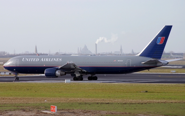 United Airlines B767-300 20
