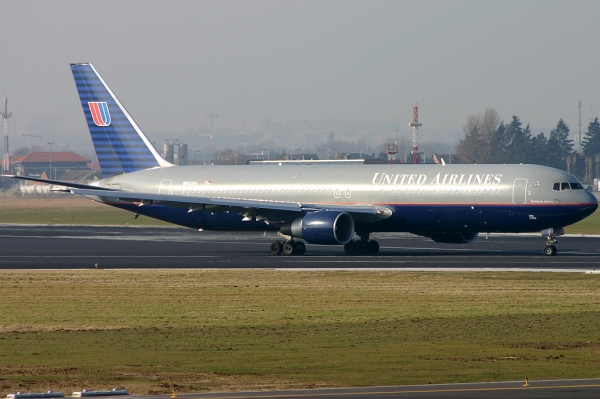 United B767-300 25R
