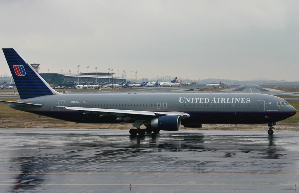 United Airlines B767-300 25R
