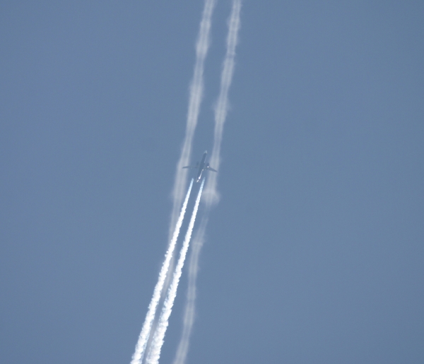 Ryanair 738
Flying under a contrail from Thomas Cook 757
