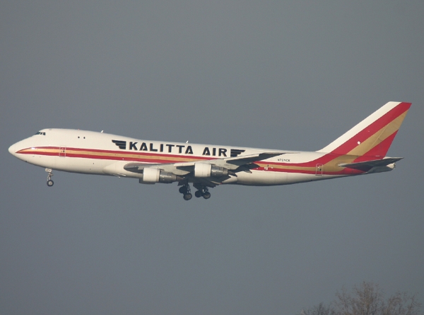 Kalitta on finals 25R, taken from 25L
Happy with this one! 25R is 1900m away from 25L, just enough for my sigma 50-500 :-D
