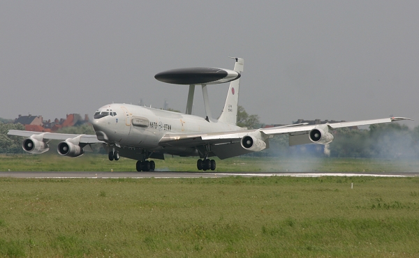 LX-N90451 - landing
AWACS E-3A touching down with some 40° /20 kts cross wind.

Keywords: AWACS E-3A OOSTENDE - EBOS
