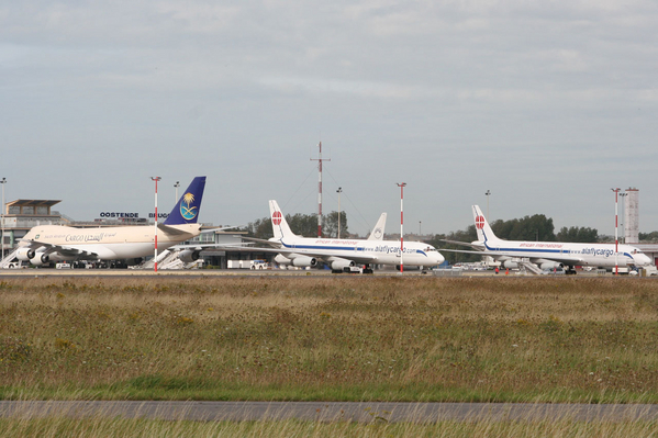 Tarmac Ebos
Date 31-08-06
Busy day @ Ostend Airport today. You can see the HZ-AIU, TC-SUH, ZS-OSI and ZS-OZV.

