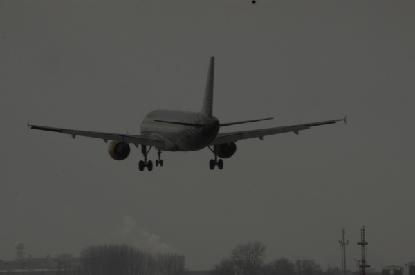 Vueling A320
Vueling A320 on final at 25R
