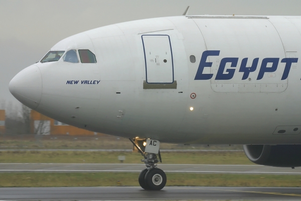 SU-GAC
Grey conditions and " Egypt-521" on the loop for take off to Cairo ( Canon 300D + Sigma 50-500 )
Keywords: SU-GAC A300B4-203F Egypt Air Cargo OST EBOS Oostende Ostende Ostend