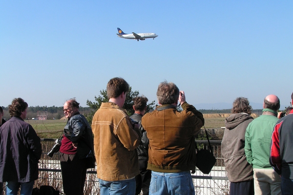 Spotters
People watching one of the many Lufthansa B737 landing on RWY07R.
