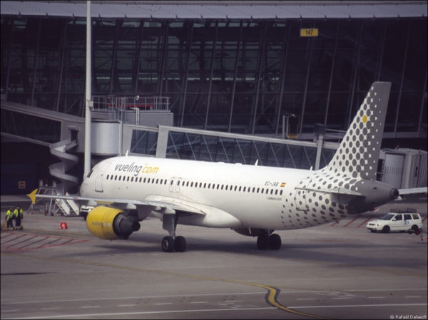 Vueling.com arriving at the gate
Shot on Fuji Sensia 100 with Sigma 70-300 from the Wing Tips Restaurant.
Keywords: vueling EC-JAB A320 EBBR 09.04.05