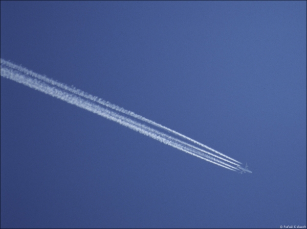 Contrails of a 4-engine plane.
Who can say what type it is?
Keywords: contrail 4-engine