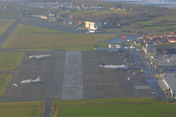 Ostend
Just afer take-off RWY 08 and left turn inbound COA, nice vue on the main apron...
