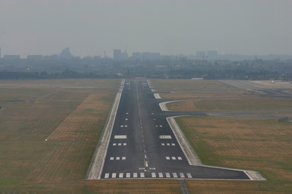 Brussel
Short final RWY 25L on this very hot, hazy and bumpy day !!!
