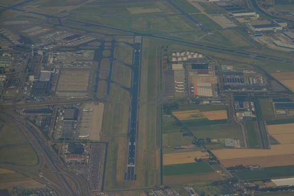 Schiphol
Nice vue to RWY 06 as we are overflying EHAm at Fl 110 on our way from Brussels to Groningen
