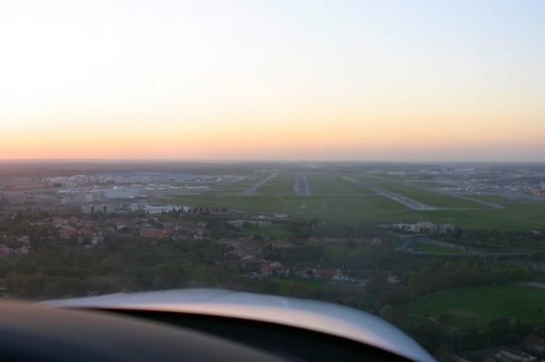 Toulouse
Long final RWY 14L with the very last rays of sunlight... On the left you can see the factories of Airbus...
