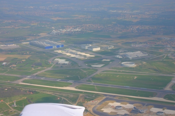 Toulouse
After take-off RWY 14L, vue on the factories of the A380... 2 of them are outside...
