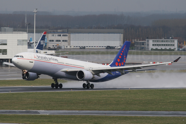 March 2008
taking off without its righthand winglet
Keywords: EBBR Brussels Airbus A330 SN Brussels Airlines OO-SFN