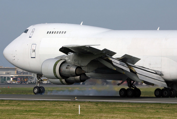 9G-MKU
Touching down with the nosewheel
