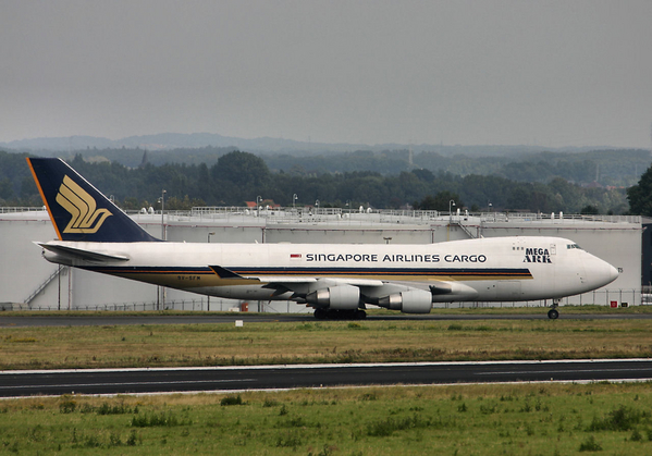 SINGAPORE AIRLINES CARGO - MEGA ARK
VERY RARE AT BRUSSELS - SINGAPORE B747-400F  is waiting to back track , for a RWY 25L T/O
Keywords: B747