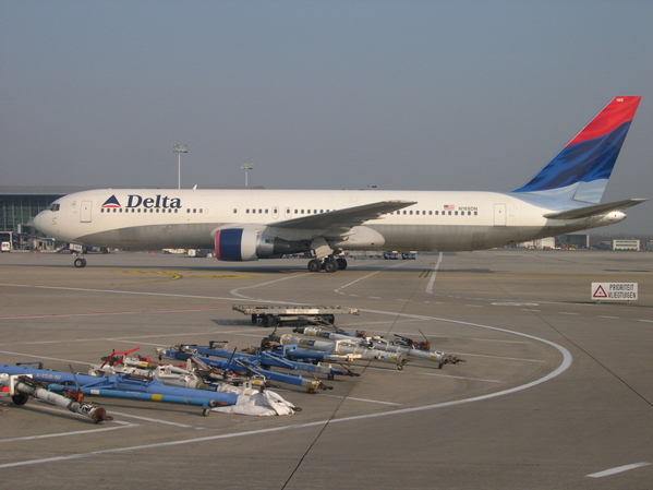 N185DN
Delta B767-300 Taxiing to the stand
Keywords: EBBR BRU B767 Delta