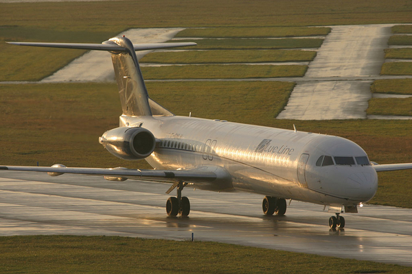 Hannover
taxiing to RWY 27R in the last eveningsun
