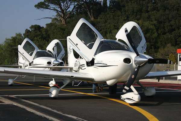 Cannes-Mandelieu 06/04/07
Cirrus meeting at the fuel pomp in Cannes, together with N610TB...
