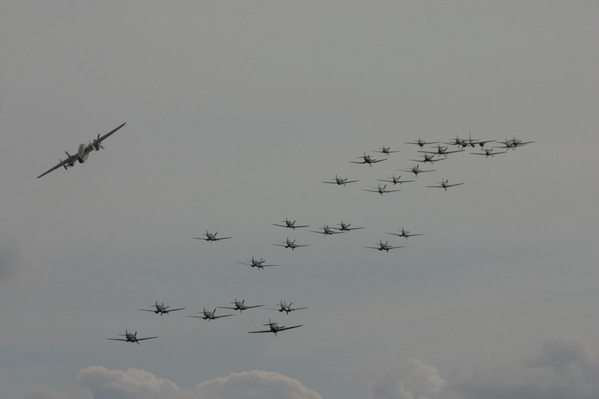 Duxford 8juli
The highlight of the Flying Legends 2006 !! How many WO II - fighters can you count??

